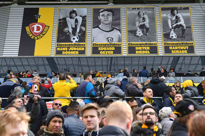 Von überall gut sichtbar befindet sich die Galerie direkt an der Haupttribüne.