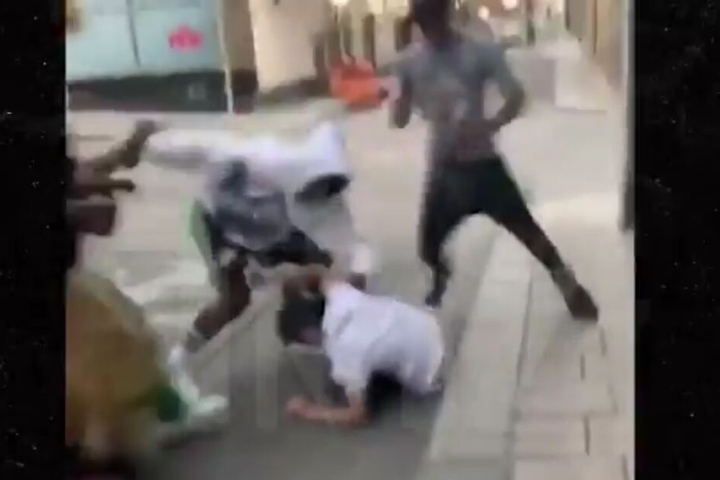 Der Mann liegt schon auf dem Boden. Trotzdem schlagen und treten der Rapper und seine Crew weiter auf ihn ein.