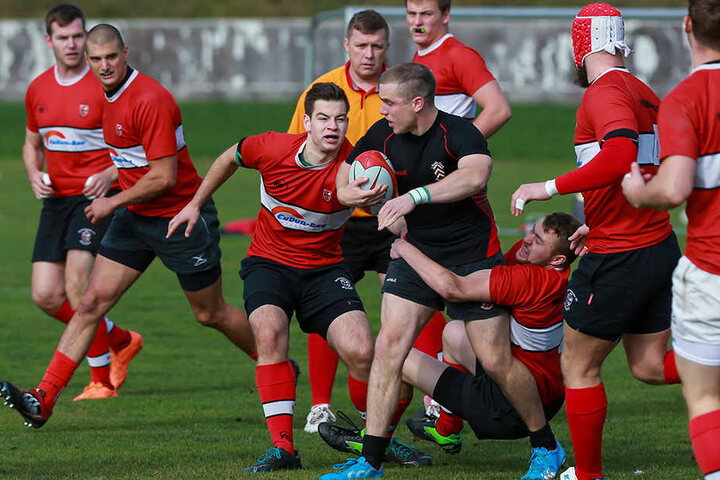 Beim Rugby kommt es neben der Technik auch auf eine ordentliche Portion Kraft an.
