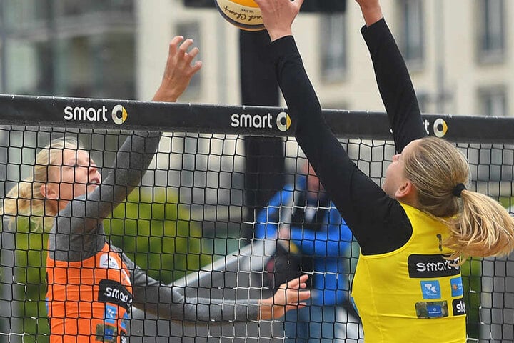 Zwei Sächsinnen im Duell am Netz: Sandra Seyfferth (l) und Anne Matthes.