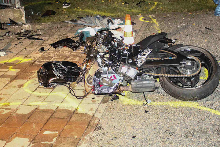 Der Unfall war so heftig, dass der Biker noch an der Unfallstelle verstarb.
