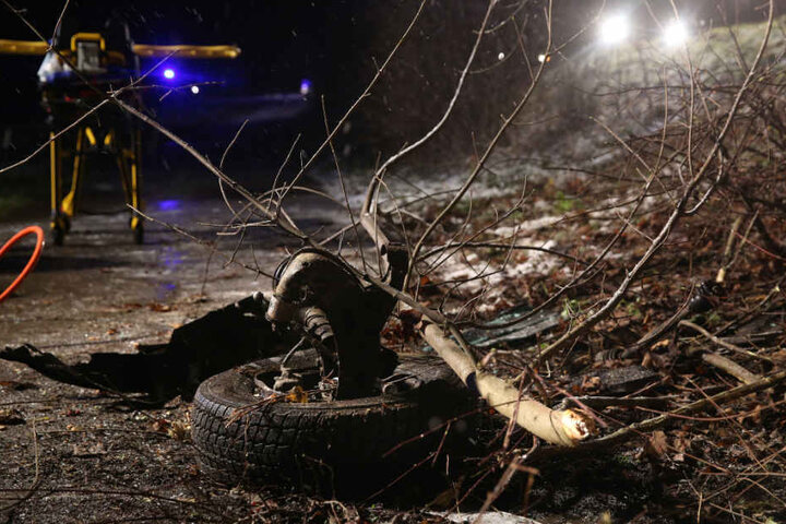 Bei dem Unfall wurde ein Vorderrad abgerissen.