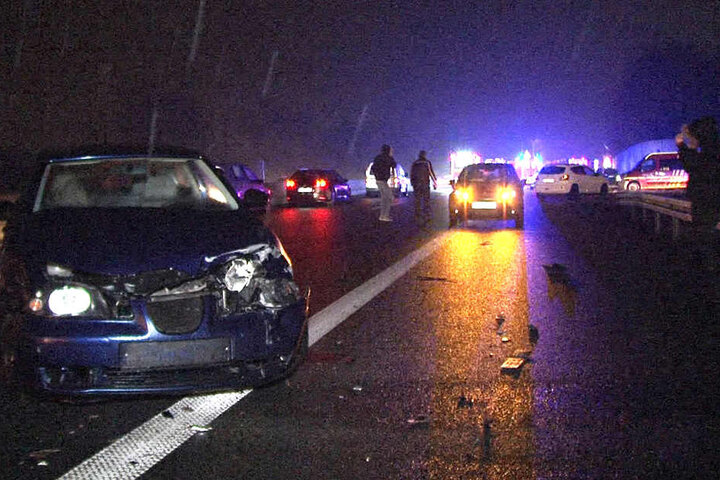 16 Autos und zwei Lkw rauschten ineinander.