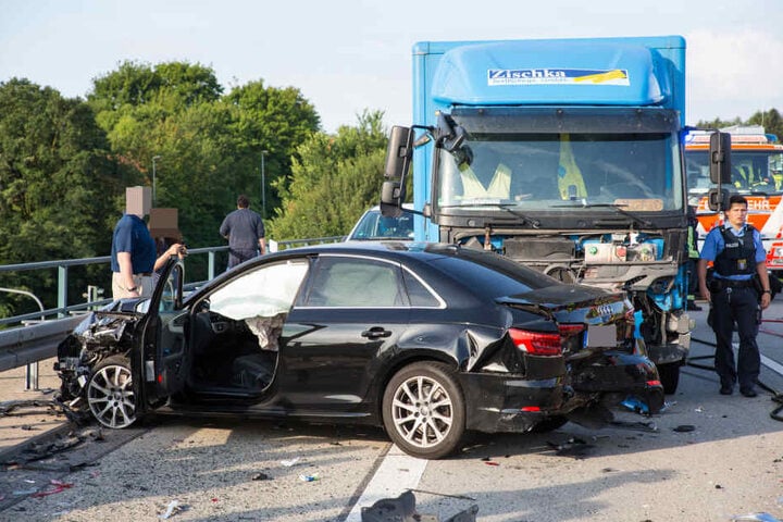 Ein Audi steht zertrümmert vor dem Lkw.