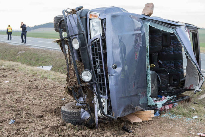 Der Opel blieb nach dem Unfall auf der Seite liegen.