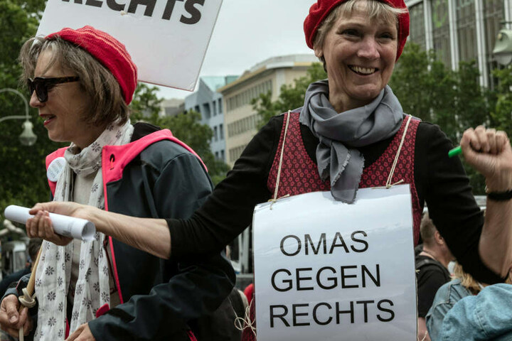 Mit Schildern protestieren die Demonstranten gegen den Volkslehrer.