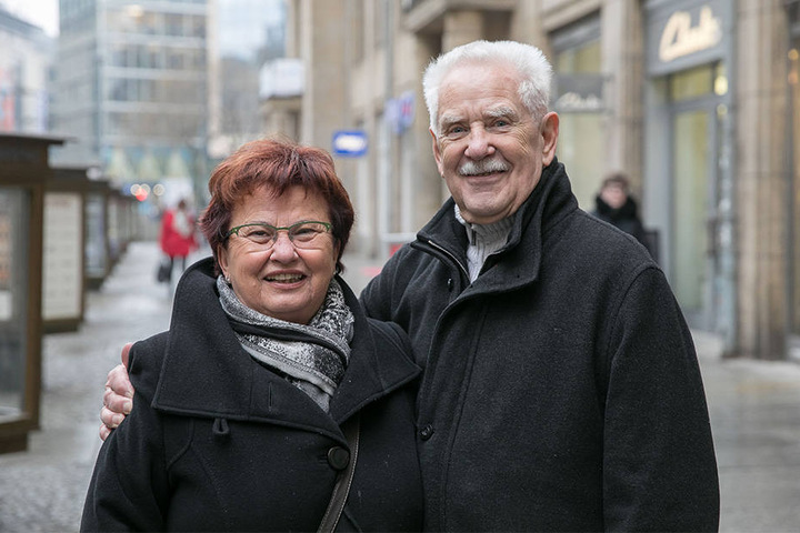 Gerhard Weiß (81) mit seiner Frau Renate (76): "Man soll die Frau immer ehren. Wir mochten die offiziellen Feierlichkeiten zum Frauentag zu DDR-Zeiten schon gar nicht. Damit werden wir jetzt auch nicht anfangen."