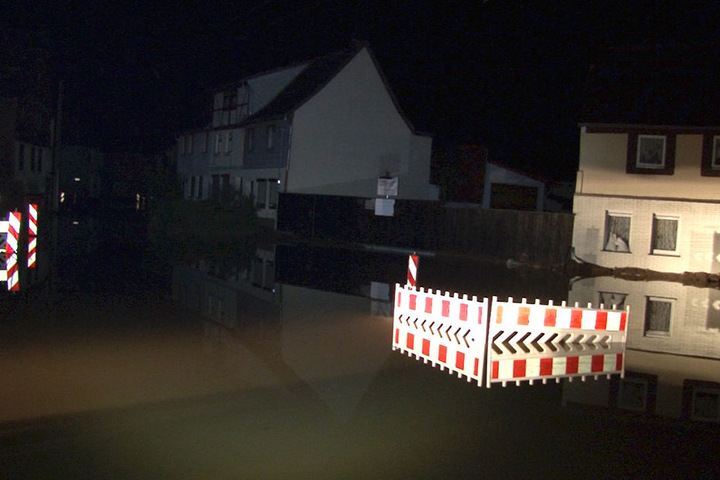Noch in der Nacht hatte die Feuerwehr die provisorisch errichteten Deiche bewacht, um ein noch größeres Chaos zu verhindern.
