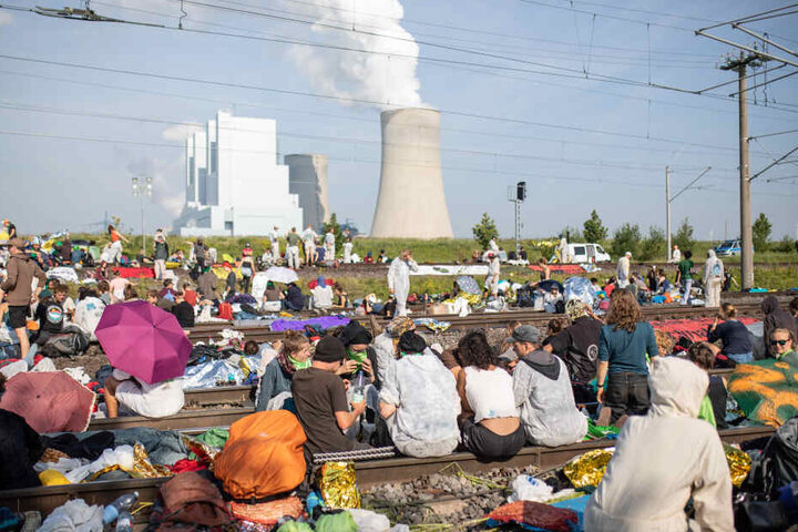 Zahlreiche Umweltaktivisten blockieren die Gleise der Kohle-Transportbahn seit Freitagabend.