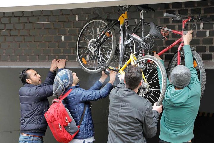 Mit vereinten Kräften und einem Inbusschlüssel konnten die Studenten ihre Räder befreien.