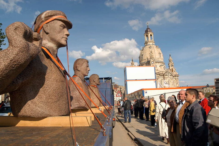 1992 wurde das Denkmal abgebaut, später kam es für eine Ausstellung nach Dresden zurück.