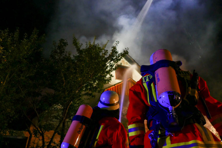 Feuerwehrleute bei den Löscharbeiten in der Nacht zum Freitag.