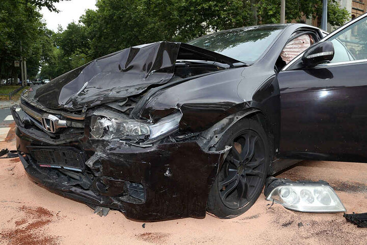 Der Honda-Fahrer musste mit schweren Verletzungen ins Krankenhaus.