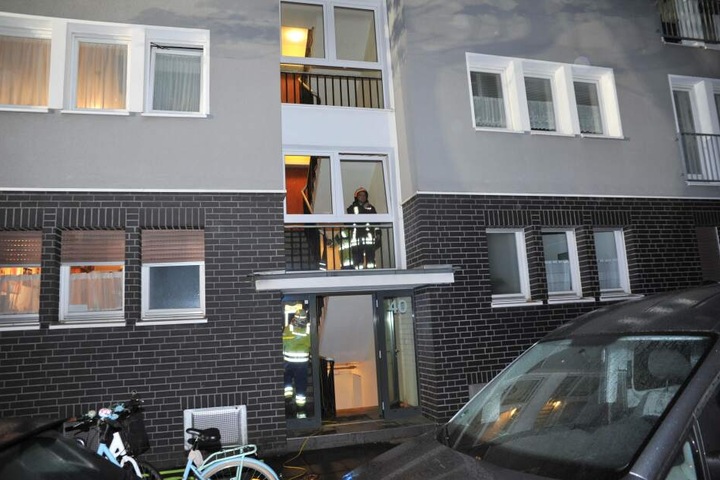 Im zweiten Stock eines Hauses fanden sie die Frau und konnten sie retten.