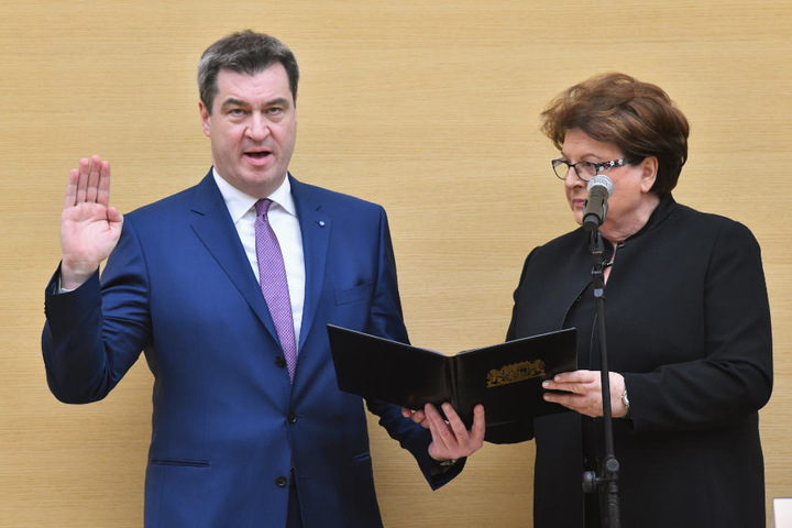 Markus Söder wird von Landtagspräsidentin Barbara Stamm auf das Amt des bayerischen Ministerpräsidenten vereidigt.