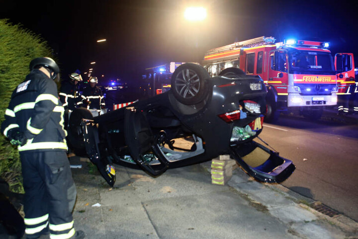 Das Auto überschlug sich und blieb auf dem Dach liegen.