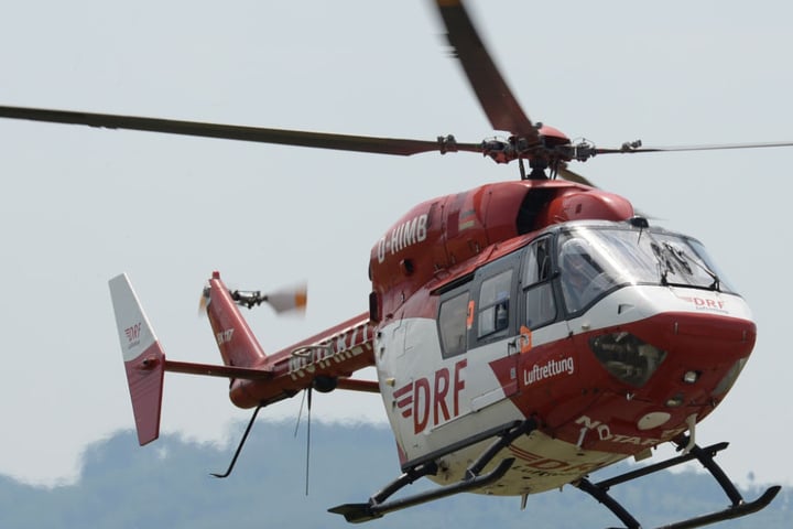 Mit einem Hubschrauber suchte die Polizei nach der Frau, die ins Wasser stieg. (Symbolbild)