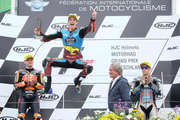 Alex Marquez jubelt über seinen zweiten Platz im Moto2-WM-Lauf.