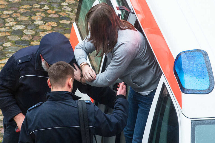 Der Angeklagte steigt in Freiburg vor dem Landgericht aus einem Krankenwagen.