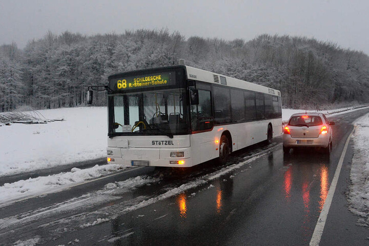 Auf der spiegelglatten Straße verlor der Schulbus den Halt.