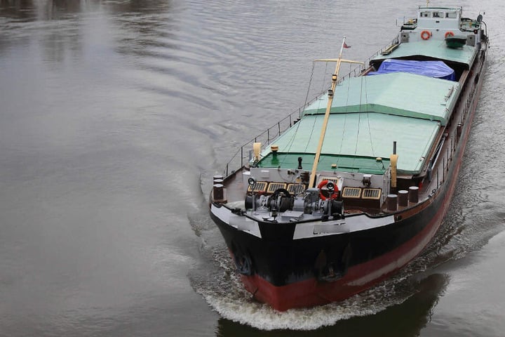 Ein Schiff fährt auf dem Rhein. (Symbolbild)