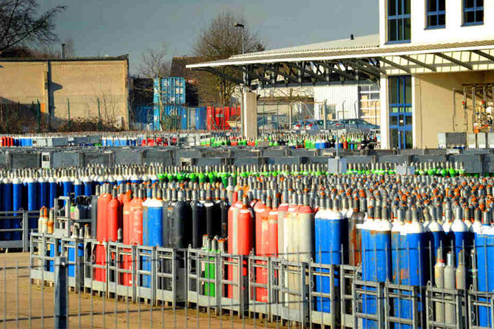 In unmittelbarer Nähe der Bombe lagern Gasflaschen. Die wurden mit Sandsäcken abgeschirmt.