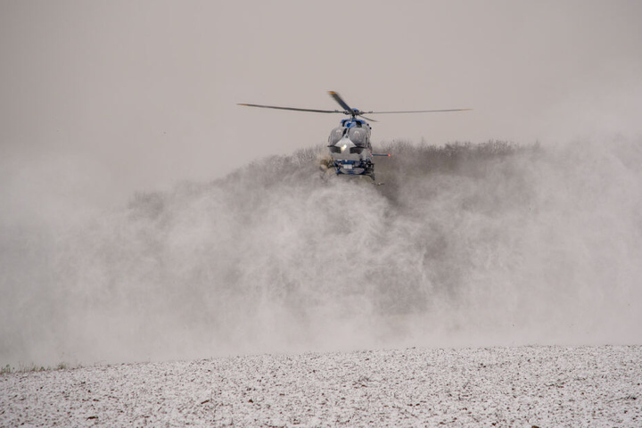 Ein Polizeihubschrauber an der Unglücksstelle.