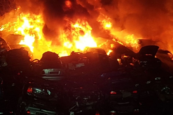 Die Flammen schlugen bis zu 15 Meter hoch in den Nachthimmel.