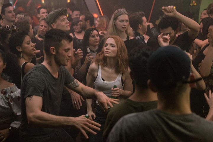 Club-Promoter Beat (Jannis Niewöhner) zeigt Emilia (Karoline Herfurth) seine Welt - eine Szene aus der ersten Staffel der siebenteiligen Serie "BEAT" zeigen.