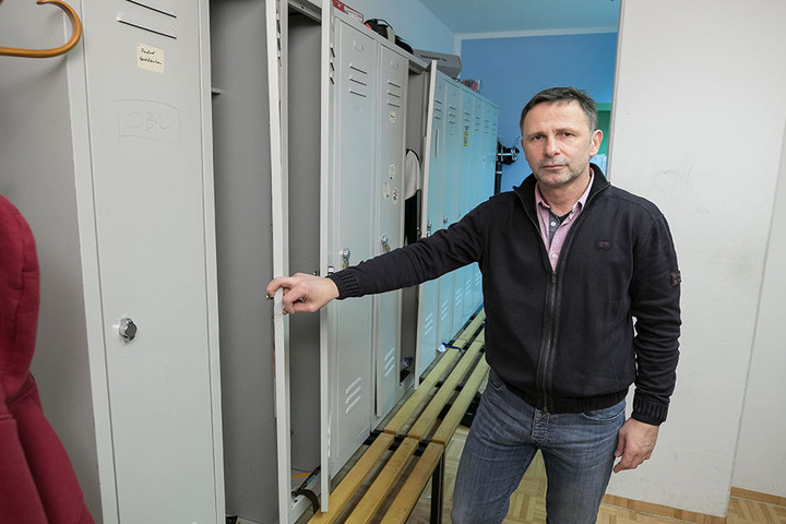 Bowling-Chef Mario Kreibich (51) zeigt die Spindreihe, die nachts von Einbrechern geknackt wurde.