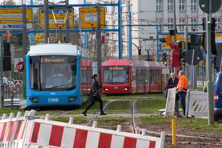 Zenti-Umbau: Jetzt stauen sich sogar die Straßenbahnen an der Bahnhofstraße.
