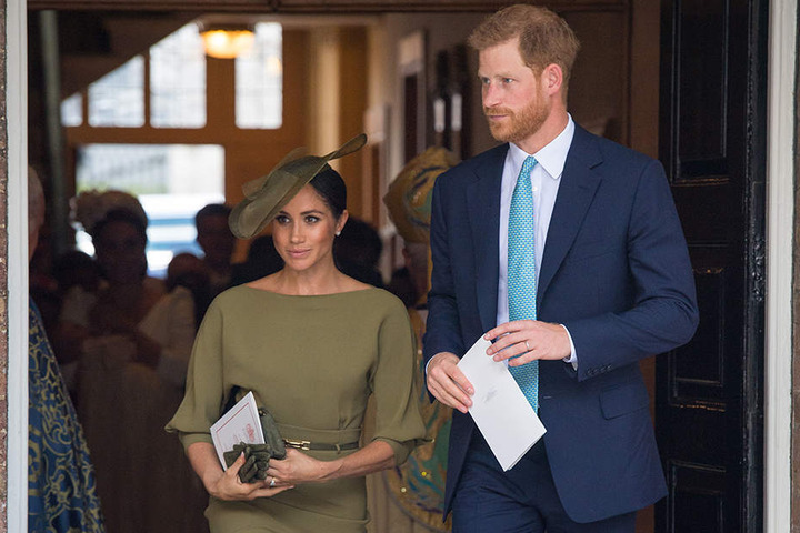 Herzogin Meghan und Prinz Harry kommen nach der Taufe von Prinz Louis aus der Kapelle des St.-James's-Palastes.