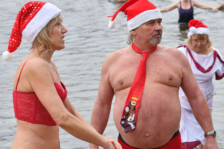 Mit Weihnachtsmütze und Schlips: Gebadet wird eben auch am 1. Weihnachtsfeiertag.