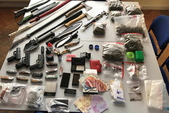 Bei den Durchsuchungen stellten die Beamten außer Drogen und Geld, das vermutlich aus deren Verkauf stammt, eine Vielzahl von Hieb- und Stichwaffen, mehrere Pistolen sowie Pfeffersprays sicher.