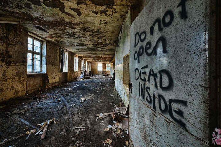 "Do not open. DEAD INSIDE" steht groß an der Wand. Ob da etwas Wahres hinter steckt?