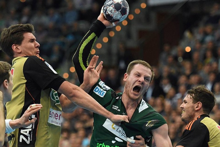 Leipzigs Aivis Jurdzs (M) wird von Hannovers Erik Schmidt (l) und Kai Häfner behindert.