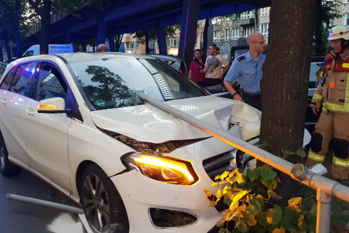 Der Unfall endete an einem Baum in der Bülowstraße.