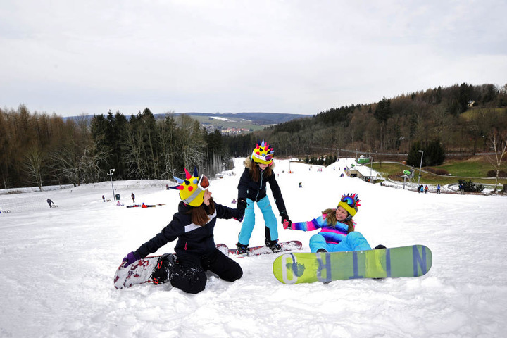 In Augustusburg gilt Ski und Rodel gut. Dass die weiße Pracht nicht natürlich sein kann, erkennt man an der gründen Landschaft im Hintergrund.