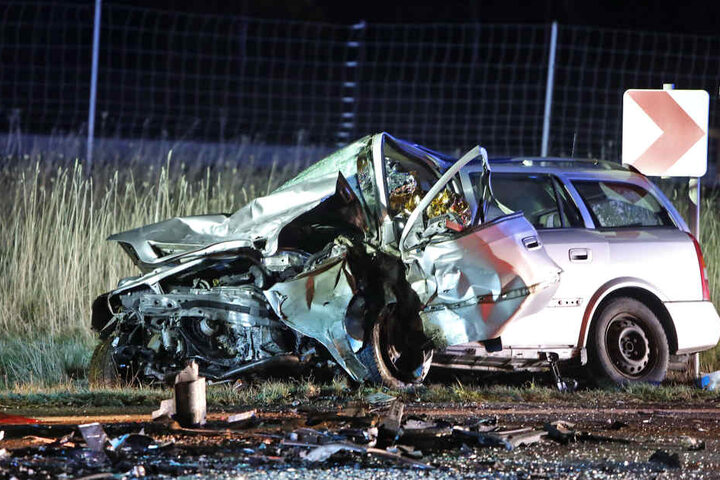 Der Fahrer des Opel verstarb noch am Unfallort.