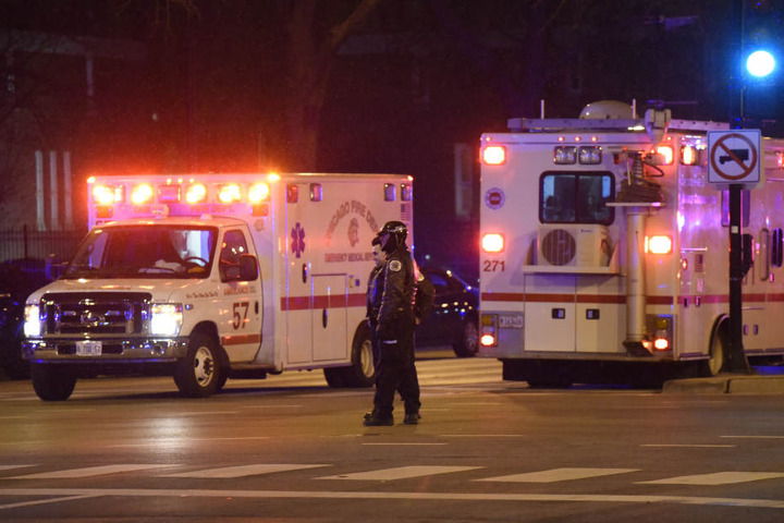 Viele Krankenwagen mussten anrücken. Vier Menschen, darunter der mutmaßliche Angreifer und ein Polizist starben in Chicago.