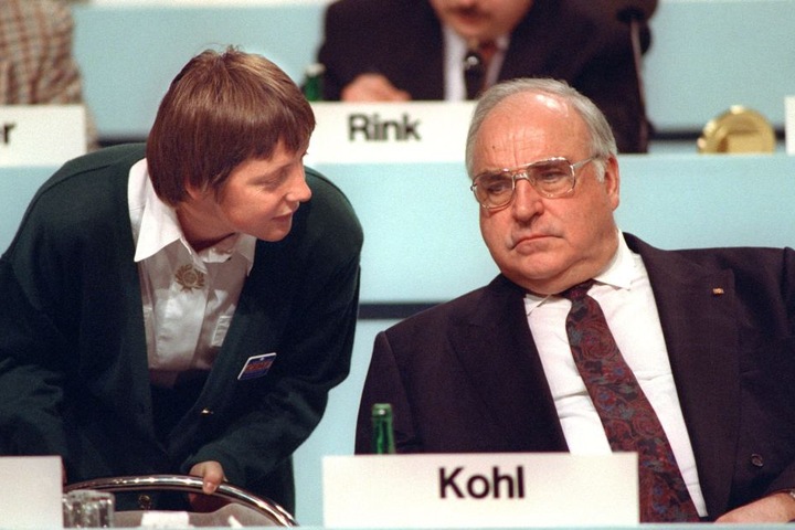 Kohl 1994 mit der damaligen Bundesministerin für Frauen und Jugend, Angela Merkel (CDU), die er immer "Mein Mädchen" nannte.