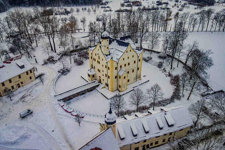Weiße Pracht: Das Wasserschloss Klaffenbach wurde im Winter fotografiert.