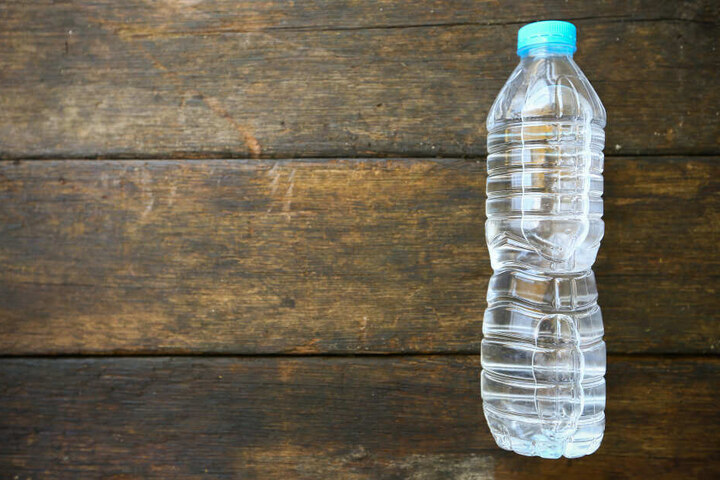 Eine kalte Flasche Wasser löste bei dem 27-Jährigen einen Herzinfarkt aus. (Symbolbild)