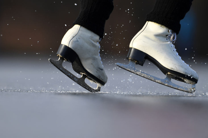 Kufenspaß pur heißt es bei "Weimar on Ice" auf dem Theaterplatz.