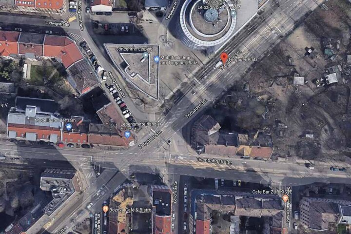 Der Unfallort befindet sich an der Straßenbahnhaltestelle "Torgauer Platz" nahe der Eisenbahnstraße.