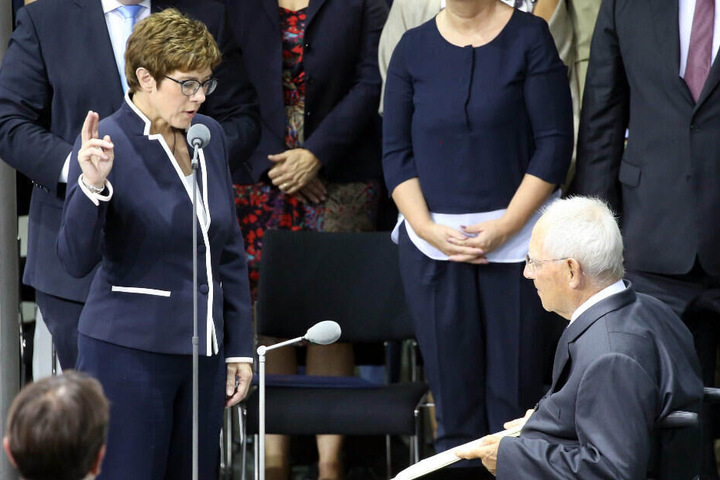 Annegret Kramp-Karrenbauer (l, CDU), CDU-Vorsitzende und Verteidigungsministerin, spricht den Amtseid vor Wolfgang Schäuble, Bundestagspräsident.