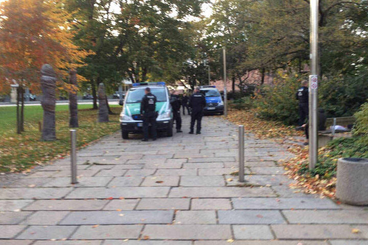 Landes- und Bereitschaftspolizei filzen Donnerstagabend Passanten in der Chemnitzer Innenstadt.