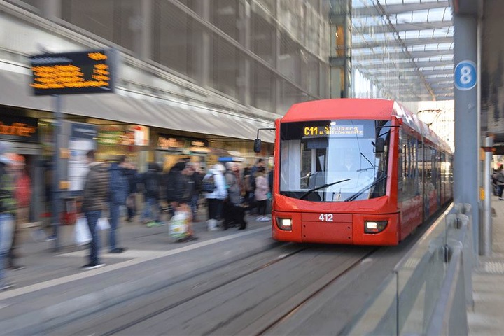Braucht man bald keine Tickets mehr? Geht es nach der Bundesregierung, sollen Bus- und Bahnfahren kostenlos werden. Der Plan ist umstritten.