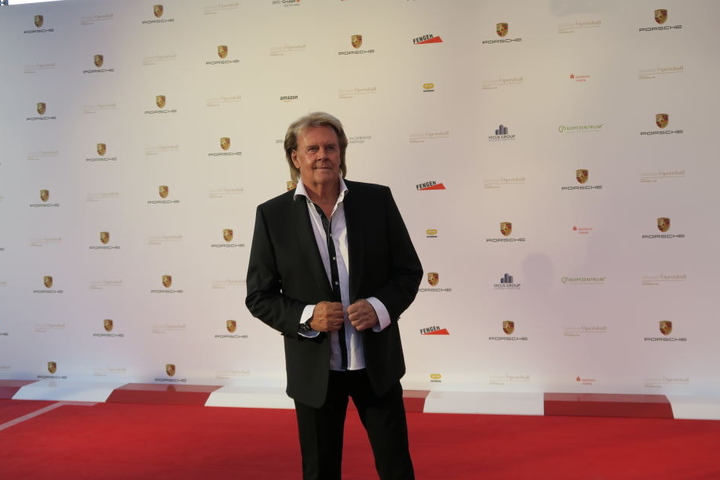 Howard Carpendale war nicht nur als Gast beim Opernball, sondern trat sogar während der Show auf.