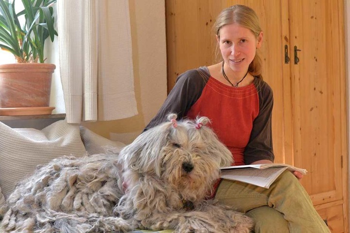 Ida weicht Frauchen nicht von der Seite. Sie darf bei allen Kursen dabei sein. Die Dreadlocks im Fell entstehen bei dieser italienischen Hunderasse automatisch nach einiger Zeit.